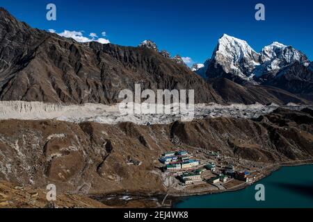 Vista dal Passo Renjo la a 5417 m a est sull'Himalaya con il Lago Gokyo e Gokyo, il Ghiacciaio Ngozumba, il ghiacciaio più lungo dell'Himalaya e Cholatse 6440 Foto Stock