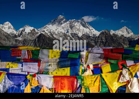 Vista dal Passo Renjo la 5417 m con le bandiere buddiste di preghiera a est sull'Himalaya con il Monte Everest, 8848 m, Nuppse, 7879 mn Lhotse, 8516 m e. Foto Stock