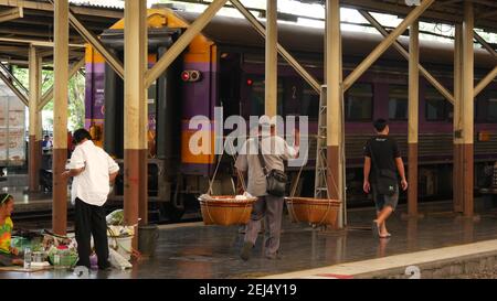 BANGKOK, THAILANDIA - 11 LUGLIO 2019: Stazione ferroviaria di Hua Lamphong, infrastruttura di trasporto ferroviario statale SRT. Passeggeri su piattaforma, persone e commu Foto Stock