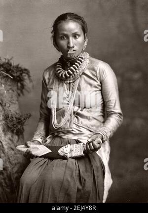 Ragazza indiana con gioielli, anello naso e pugnale, India, circa 1880. Foto Stock