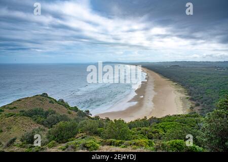 Il Faro di Byron Bay si affaccia sulla spiaggia di Tallow Foto Stock