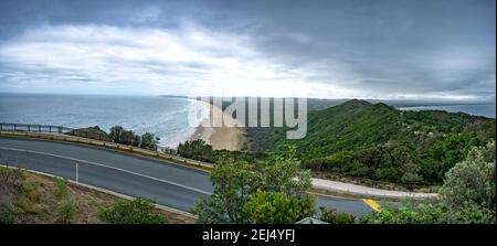 Il Faro di Byron Bay si affaccia sulla spiaggia di Tallow Foto Stock