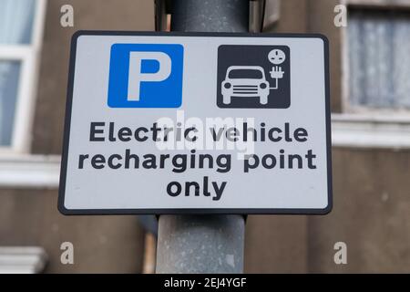 Punto di ricarica per veicoli elettrici a Brighton, East Sussex Foto Stock