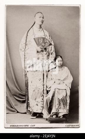 Chang Woo Gow, o "Chang il gigante cinese" circo, spettacolo performer in Occidente, probabilmente fotografato con la sua prima moglie Kin Foo, c.1860's.. Foto Stock