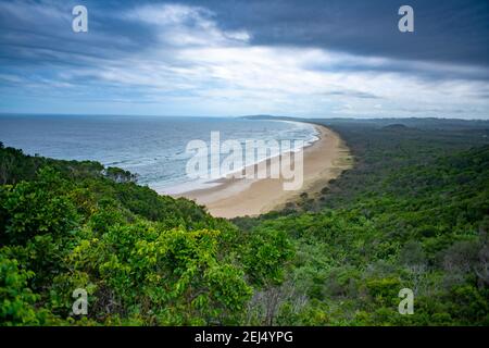 Il Faro di Byron Bay si affaccia sulla spiaggia di Tallow Foto Stock