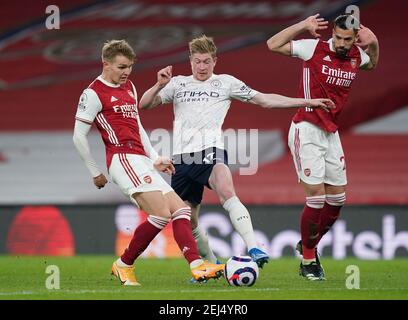 Kevin De Bruyne (centro) di Manchester City combatte con Martin Odegaard (a sinistra) e Pablo Mari dell'Arsenal durante la partita della Premier League all'Emirates Stadium di Londra. Data immagine: Domenica 21 febbraio 2021. Foto Stock