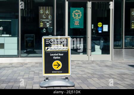 Staten Island, New York, Stati Uniti. 21 Feb 2021. Una vista generale della segnaletica che conduce all'Empire Outlets Vaccination Center a Staten Island, New York. Credito obbligatorio: Kostas Lymperopoulos/CSM/Alamy Live News Foto Stock