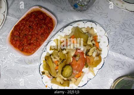 Sottaceti assortiti e salsa di pomodoro. Vista dall'alto. Cibo di stile caucasico Foto Stock