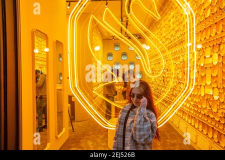 Milano, Italia. 21 Feb 2021. Milano, tocchi finali alla sontuosa messa a punto del nuovo negozio Swarowsky in galleria con Etienne Rousseau Editorial Usage Only Credit: Independent Photo Agency/Alamy Live News Foto Stock