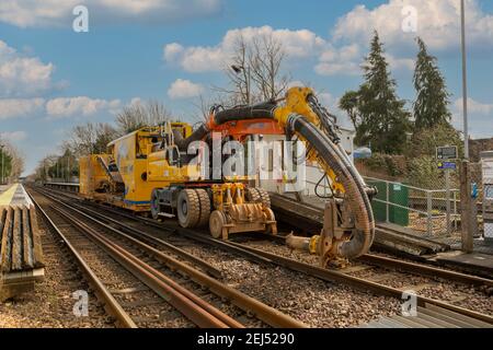 Aspirapolvere gigantesco presso la stazione di Warblington vicino a Havant. Forzare un escavatore di aspirazione a lavorare sui cingoli. Foto Stock