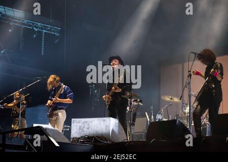 Arcade Fire si esibir in diretta sul palco il 3° giorno dell'Isle of Wight Festival 2017, Seaclose Park, Isle of Wight. Data immagine: Sabato 10 giugno 2017. Il credito fotografico dovrebbe essere: © DavidJensen Foto Stock