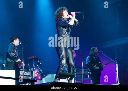 Régine Chassagne di Arcade Fire suona dal vivo sul palco il giorno 3 dell'Isle of Wight Festival 2017, Seaclose Park, Isola di Wight. Data immagine: Sabato 10 giugno 2017. Il credito fotografico dovrebbe essere: © DavidJensen Foto Stock