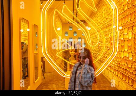 Milano, Italia. 21 Feb 2021. 2/21/2021 - Milano, ultimo tocco alla sontuosa creazione del nuovo negozio Swarowsky in galleria con Etienne Rousseau solo per uso editoriale (Foto di IPA/Sipa USA) Credit: Sipa USA/Alamy Live News Foto Stock