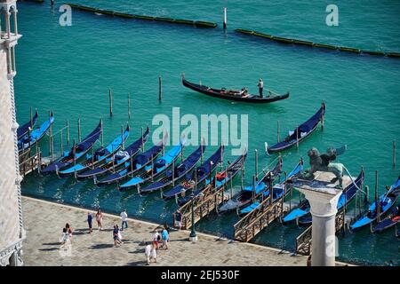Vista aerea dalla Torre di San Marco sulle gondole della laguna di Venezia, Veneto, Italia Foto Stock
