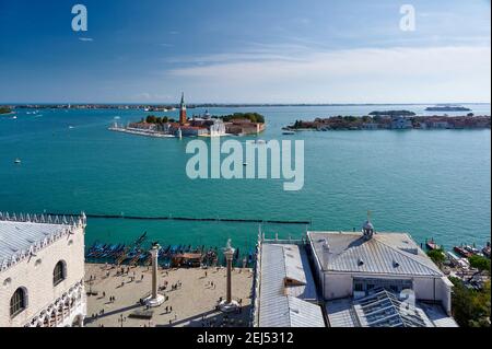 Vista aerea dalla Torre di San Marco su San Giorgio maggiore e dalla laguna di Venezia, Veneto, Italia Foto Stock