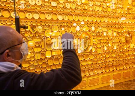 Milano, Italia. 21 Feb 2021. 2/21/2021 - Milano, ultimo tocco alla sontuosa creazione del nuovo negozio Swarowsky in galleria con Etienne Rousseau solo per uso editoriale (Foto di IPA/Sipa USA) Credit: Sipa USA/Alamy Live News Foto Stock