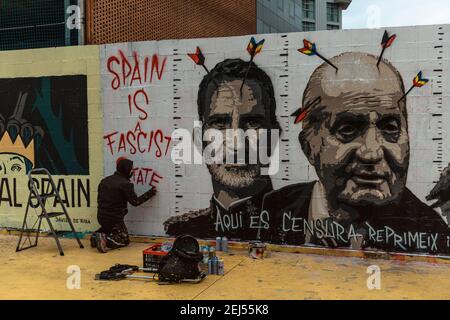 Barcellona, Spagna. 21 Feb 2021. L'artista di Graffiti ROC BLACKBLOCK un'opera raffigurante il re spagnolo Felipe VI, ex re spagnolo Juan Carlos i, e il dittatore spagnolo Franco a sostegno dell'artista rapa imprigionato Pablo Hasel. Condannato a reclusione per glorificare il terrorismo e insultare l'ex re spagnolo in lyrics, dopo cinque notti di rivolta. Credit: Matthias Oesterle/Alamy Live News Foto Stock