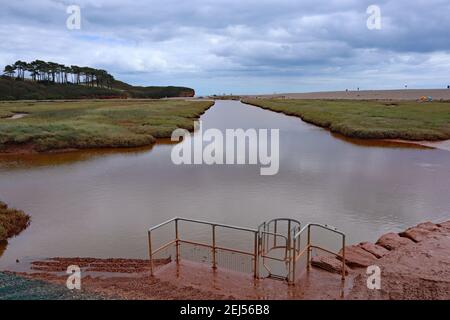 Il fiume marrone e tortuoso Otter scorre attraverso la pianura alluvionale e la riserva naturale di Budleigh Salterton, Devon, prima di entrare nel mare. Foto Stock