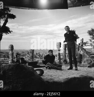 DEAN MARTIN PETER LAWFORD e FRANK SINATRA su set candid Durante la ripresa di SERGEANTS 3 / SERGEANTS TRE 1962 regista JOHN STURGES Essex Productions / Meadway-Claude Productions Company / United Artisti Foto Stock