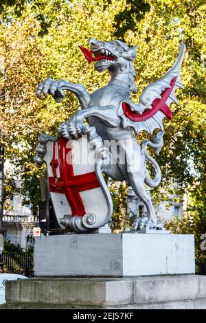 La statua del drago in ghisa segna il confine occidentale della città di Londra, una delle due statue originali sul Victoria Embankment, Londra, Regno Unito Foto Stock