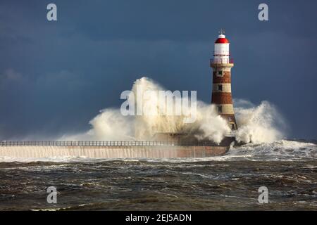 Immagine di un faro durante una tempesta a Sunderland, Tyne and Wear, Inghilterra, Regno Unito. Foto Stock