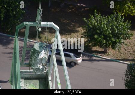 Fornitura di paranco e blocco di sicurezza come parte della piattaforma a fune sospesa per lavori di facciata su edifici alti a più piani. Paranco per sollevamento, sollevamento o l Foto Stock