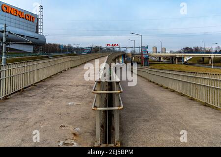 Poznan, Polonia - Febbraio 15 2020 lungo doppio percorso per disabili Foto Stock