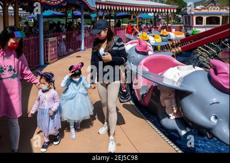 Hong Kong, Cina. 19 Feb 2021. I visitatori escono dall'attrazione Dumbo The Flying Elephant al Disneyland Resort di Hong Kong, Cina il 19 febbraio 2021. L'Hong Kong Disneyland Resort riapre le sue porte alle autorità come il governo della città ha allentato le restrizioni di blocco, come il tasso di infezione del Coronavirus Covid-19 ha ridotto significativamente negli ultimi giorni. Credit: Miguel candela/SOPA Images/ZUMA Wire/Alamy Live News Foto Stock