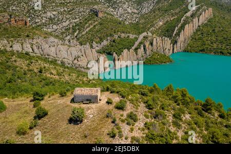 Vista aerea delle scogliere di 'Muralla de Finestres', anche chiamato 'Roques de la Vila' in estate (Aragon, Spagna, Pirenei) Foto Stock