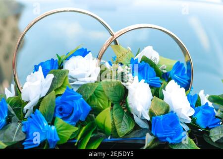 Decorazioni per auto da sposa con anelli, fiori e nastri in bianco e blu  Foto stock - Alamy