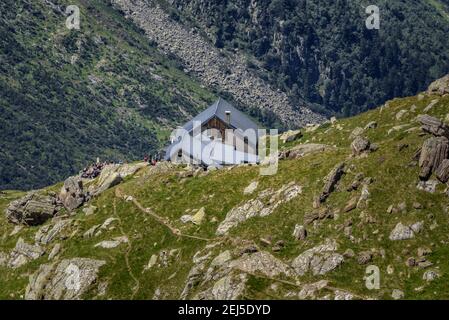 Rifugio Estagnoso, visto dal sentiero fino al Monte Valier (Ariège, Pirenei, Francia) Foto Stock