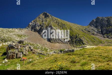 Monte Valier visto dal rifugio Estagnous (Ariège, Pirenei, Francia) ESP: Mont Valier visto desde el Refugio des Estagnous (Ariège, Francia) Foto Stock