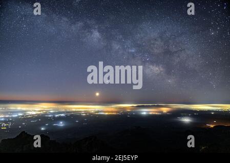 Viste notturne dalla cima del Monte Caro (vetta più alta della provincia di Tarragona e Parco Naturale dei porti Els, Catalogna, Spagna) Foto Stock