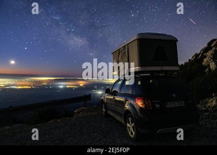 Viste notturne dalla cima del Monte Caro (vetta più alta della provincia di Tarragona e Parco Naturale dei porti Els, Catalogna, Spagna) Foto Stock