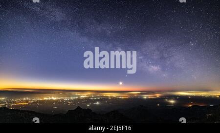 Viste notturne dalla cima del Monte Caro (vetta più alta della provincia di Tarragona e Parco Naturale dei porti Els, Catalogna, Spagna) Foto Stock