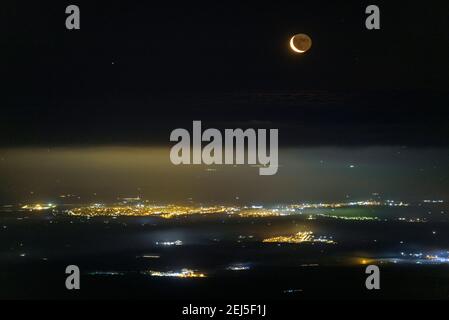 Viste notturne dalla cima del Monte Caro (vetta più alta della provincia di Tarragona e Parco Naturale dei porti Els, Catalogna, Spagna) Foto Stock