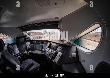 All'interno della cabina di guida di un nuovo treno IEP Classe 800 / 801 realizzato da Hitachi, Inghilterra, Regno Unito Foto Stock