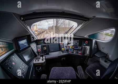 All'interno della cabina di guida di un nuovo treno IEP Classe 800 / 801 realizzato da Hitachi, Inghilterra, Regno Unito Foto Stock