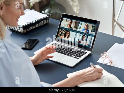 Donna d'affari che ha una riunione virtuale del team in videoconferenza. Foto Stock