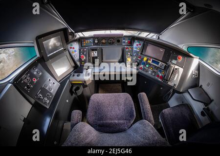 All'interno della cabina di guida di un nuovo treno IEP Classe 800 / 801 realizzato da Hitachi, Inghilterra, Regno Unito Foto Stock