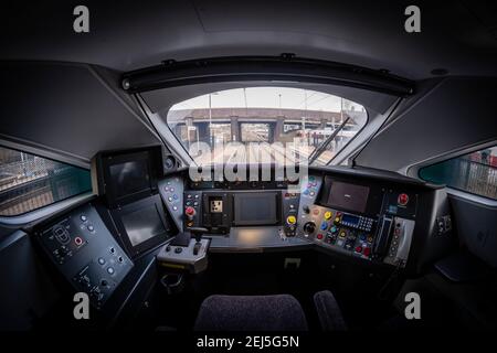 All'interno della cabina di guida di un nuovo treno IEP Classe 800 / 801 realizzato da Hitachi, Inghilterra, Regno Unito Foto Stock