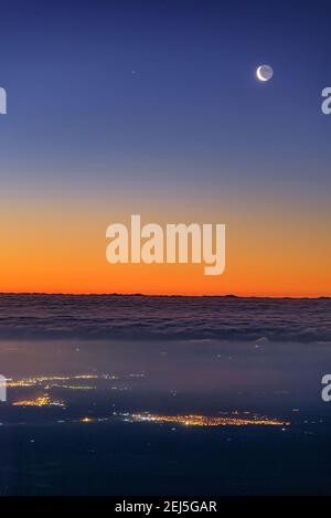 Viste al crepuscolo dalla cima del Monte Caro (vetta più alta della provincia di Tarragona e Parco Naturale Els Ports, Catalogna, Spagna) Foto Stock