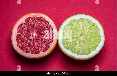 Frutta di Citrus differente su tabella grigia del calcestruzzo Foto Stock