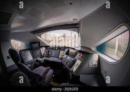 All'interno della cabina di guida di un nuovo treno IEP Classe 800 / 801 realizzato da Hitachi, Inghilterra, Regno Unito Foto Stock