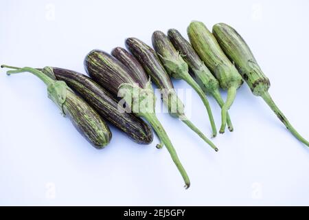 Brinjals anche chiamato Eggplants e melanzane. Tipi di melanzane a doppia striscia verde e viola provenienti dall'India. Verdure fresche indiane raccolte a casa o. Foto Stock