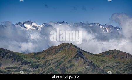 Vista dal 'Còth de Maubèrme' (passo di montagna). Sullo sfondo, il picco Aneto e la catena Maladetas (Valle Aran, Catalogna, Spagna) Foto Stock