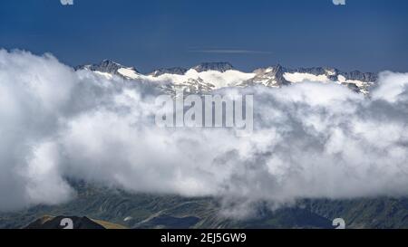 Vista dal 'Còth de Maubèrme' (passo di montagna). Sullo sfondo, il picco Aneto e la catena Maladetas (Valle Aran, Catalogna, Spagna) Foto Stock