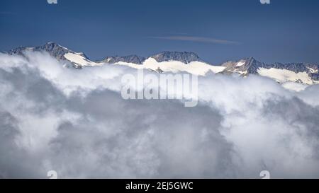 Vista dal 'Còth de Maubèrme' (passo di montagna). Sullo sfondo, il picco Aneto e la catena Maladetas (Valle Aran, Catalogna, Spagna) Foto Stock