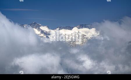 Vista dal 'Còth de Maubèrme' (passo di montagna). Sullo sfondo, il picco Aneto e la catena Maladetas (Valle Aran, Catalogna, Spagna) Foto Stock