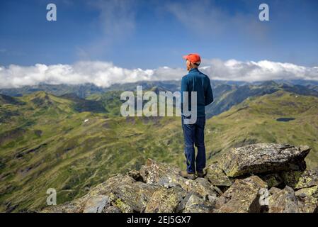 Vista dalla vetta del Maubèrme (Valle dell'Aran, Catalogna, Spagna) ESP: Vistes desde la cima del Maubèrme (Valle de Arán, Cataluña, España) Foto Stock